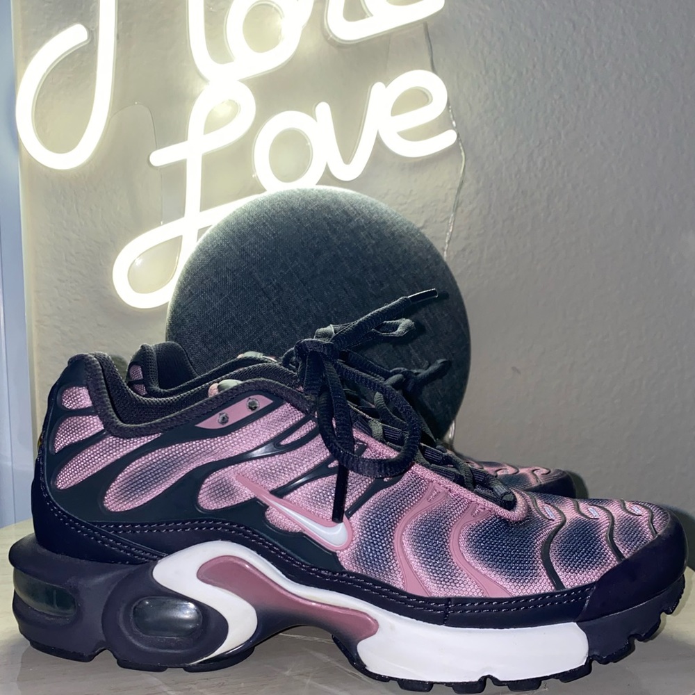 nike air max plus tn. gray and pink. size 3.5y/5w.